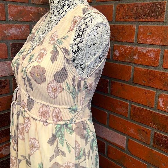 ☀️3 for $40! Black Tape by Dex Cream Blush Vintage Floral Maxi Dress - Picture 5 of 12